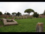 07004 ostia - regio i - forum - basilica (i,xi,5) - blick von suedosten - li tempio di roma e augusto.jpg